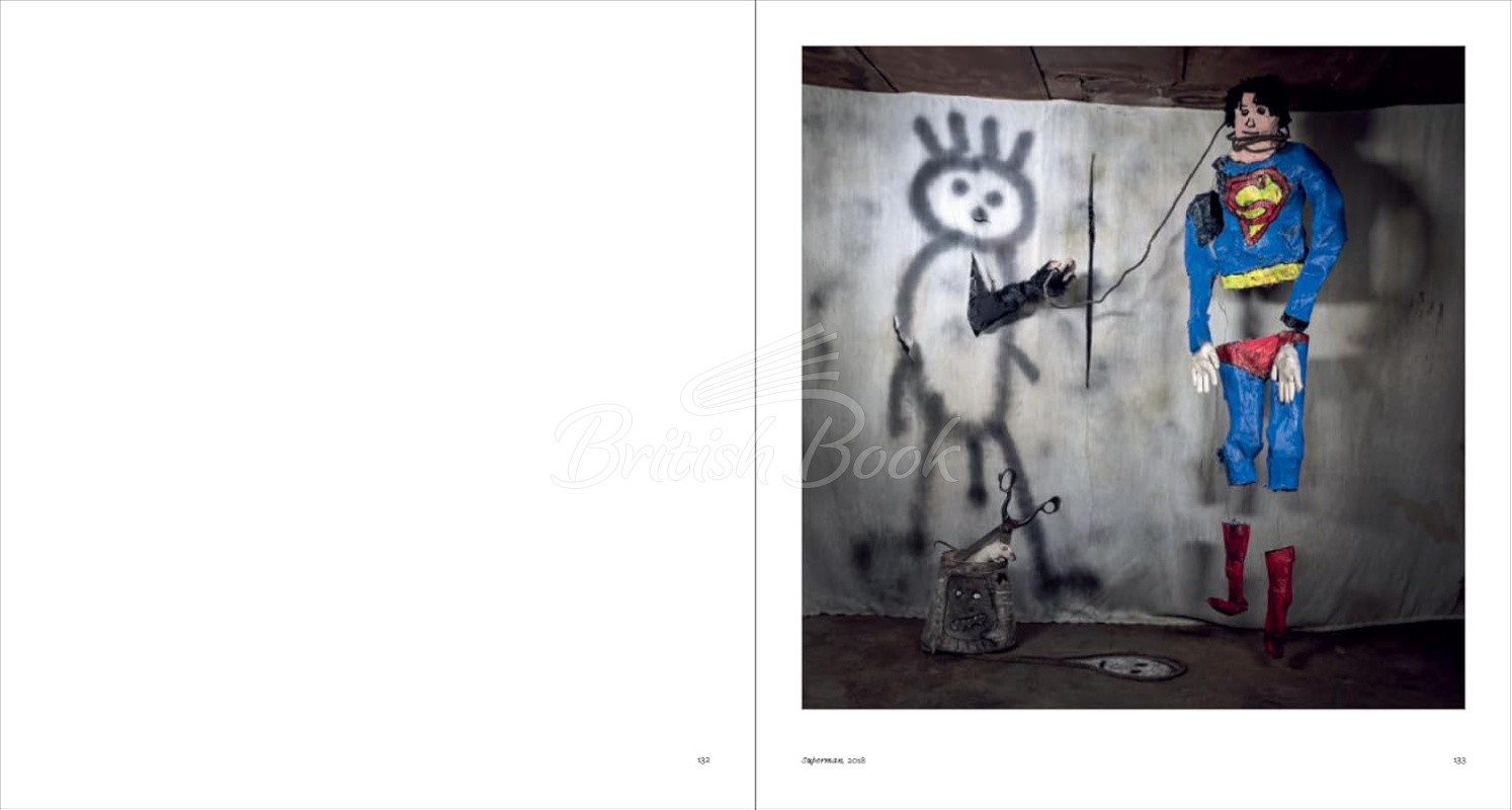 Книга Roger Ballen: Spirits and Spaces изображение 12
