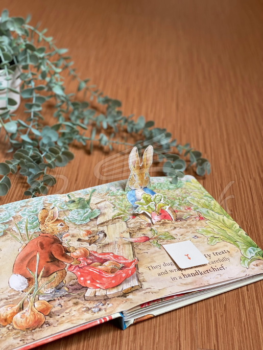 Книга Peter Rabbit: Peter's Picnic (A Pull and Play Book) изображение 3