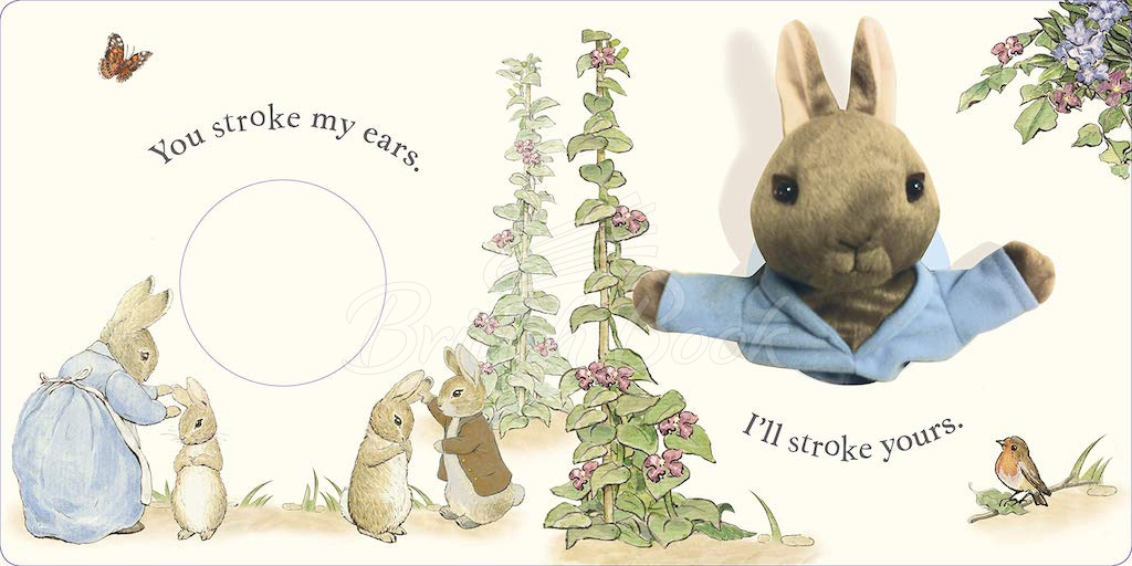 Книга Peter Rabbit: Let's Cuddle (A Puppet Play Book) зображення 1