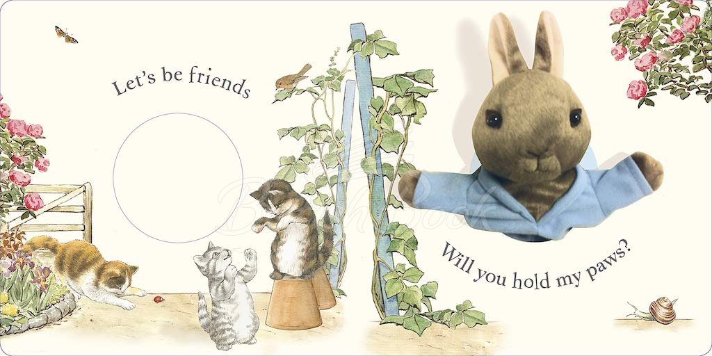 Книга Peter Rabbit: Let's Cuddle (A Puppet Play Book) зображення 2